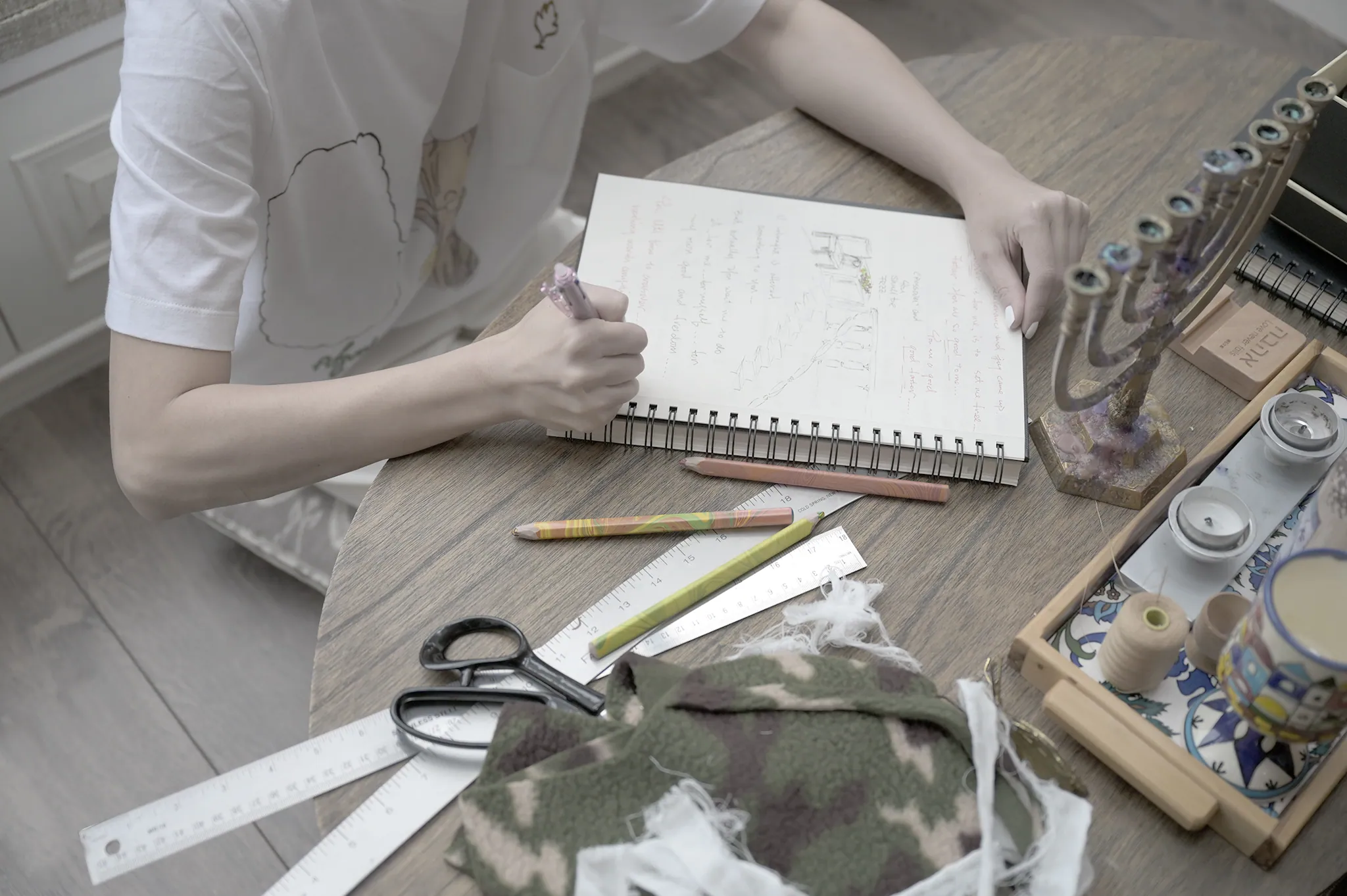 設計師在工作桌上手繪草圖
